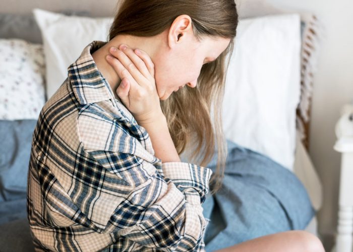 1-caucasian-girl-wake-up-with-neck-pain-(1)